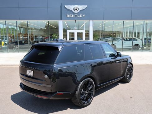 Used 2023 Land Rover Range Rover SE AWD/4WD image 3