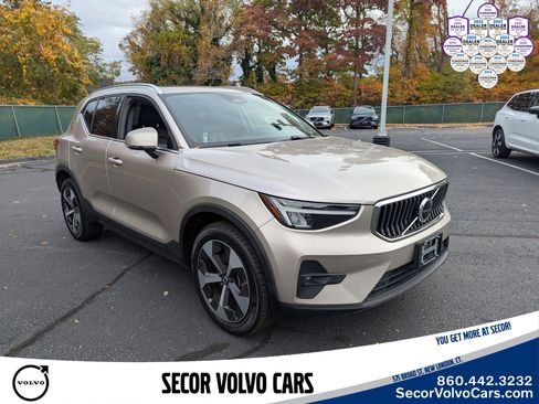 Certified 2023 Volvo XC40 B5 Plus image 2