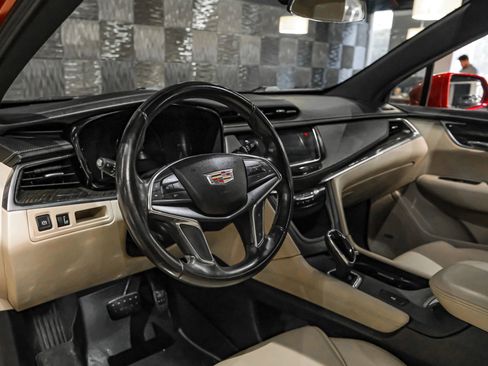 Used 2019 Cadillac XT5 FWD image 3