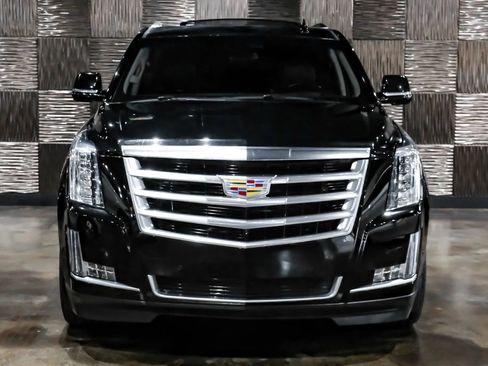 Used 2017 Cadillac Escalade ESV Luxury RWD image 8