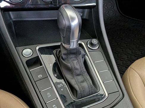 Used 2019 Volkswagen Jetta SEL w/ Cold Weather Package FWD image 12
