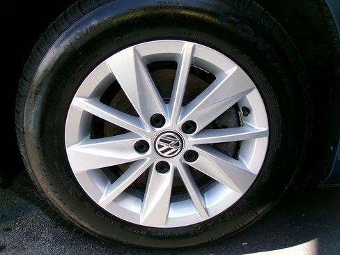 Used 2017 Volkswagen Golf SE image 9