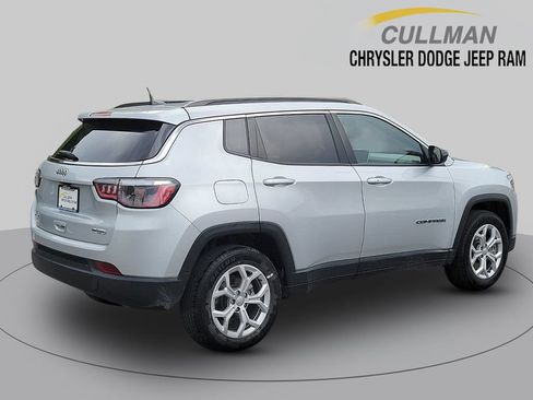 Used 2024 Jeep Compass Latitude AWD/4WD image 3