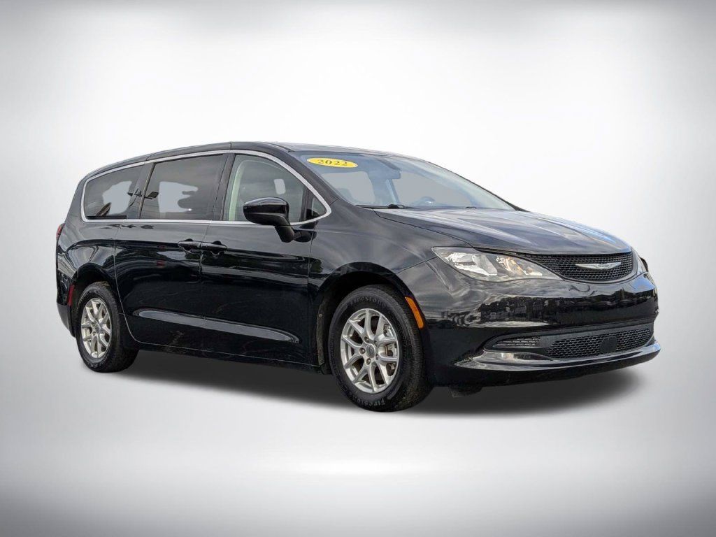 Used 2022 Chrysler Voyager LX FWD image 2