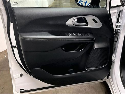 Used 2024 Chrysler Pacifica Limited FWD image 9