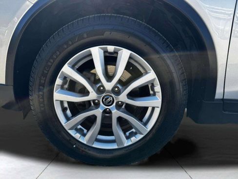 Used 2018 Nissan Rogue SV image 55