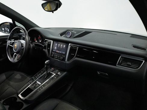 Certified 2018 Porsche Macan AWD/4WD image 29