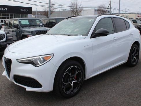 Used 2023 Alfa Romeo Stelvio Veloce image 2