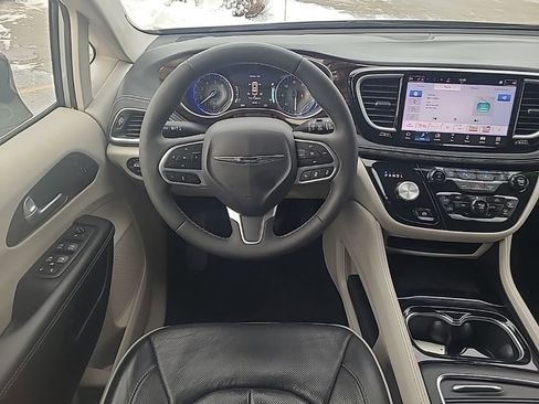 Used 2024 Chrysler Pacifica Limited FWD image 15