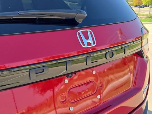 Used 2023 Honda Pilot Touring image 11