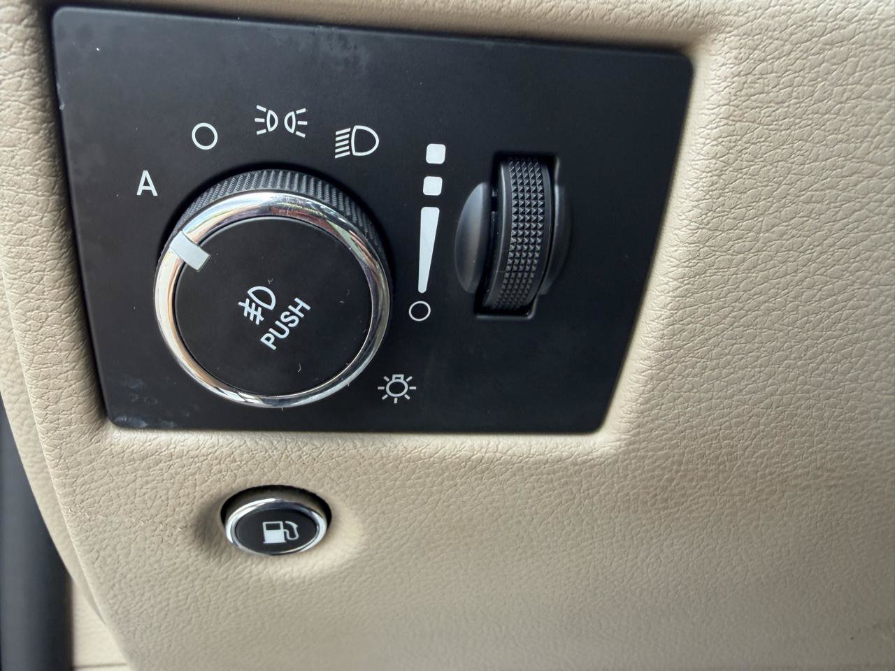 Used 2015 Jeep Grand Cherokee Overland w/ Advanced Technology Group AWD/4WD image 16