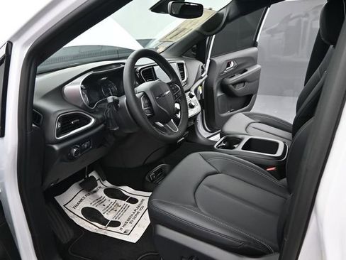 New 2025 Chrysler Voyager LX image 9