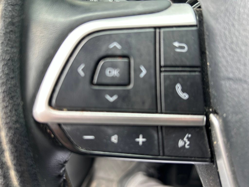 Used 2023 Toyota Highlander XLE AWD/4WD image 6