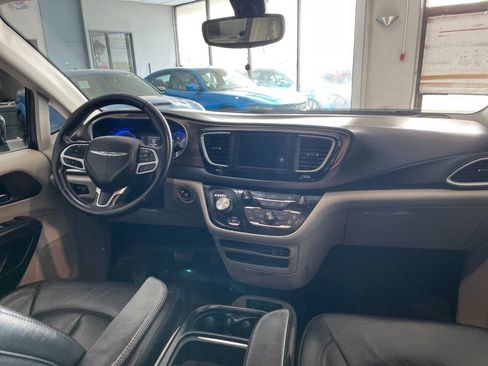 Used 2018 Chrysler Pacifica Touring-L image 28