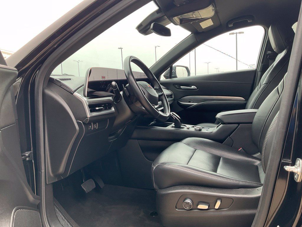 Used 2025 Cadillac XT4 Premium Luxury FWD image 3