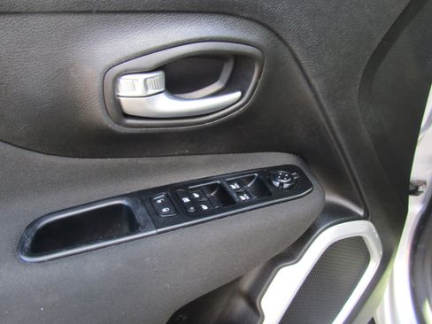 Used 2019 Jeep Renegade Latitude w/ UConnect 8.4 Nav Group image 15