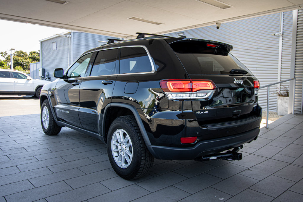 Used 2020 Jeep Grand Cherokee Laredo w/ Security & Convenience Group AWD/4WD image 12