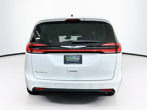 Used 2024 Chrysler Pacifica Touring-L FWD image 7
