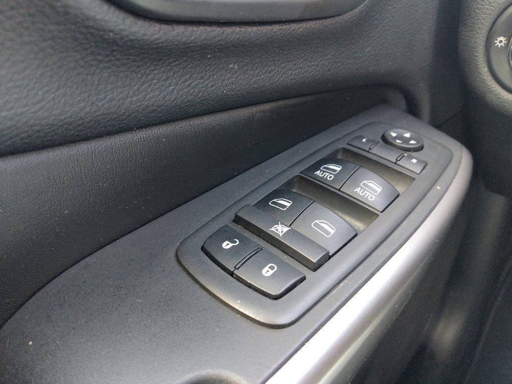 Used 2019 Jeep Cherokee Limited FWD image 27