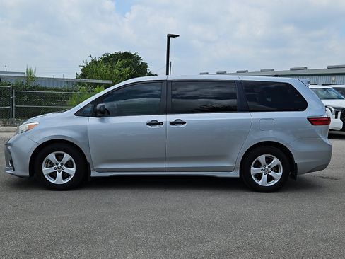 Used 2020 Toyota Sienna L FWD image 2