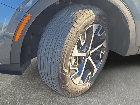 Used 2025 Kia Sportage EX FWD image 29