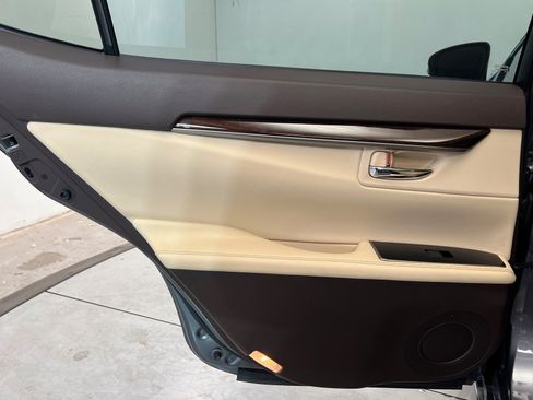 Used 2016 Lexus ES 350 Sedan w/ Navigation System Package image 19