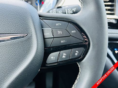 Used 2023 Chrysler Pacifica Touring-L w/ S Appearance Package FWD image 6