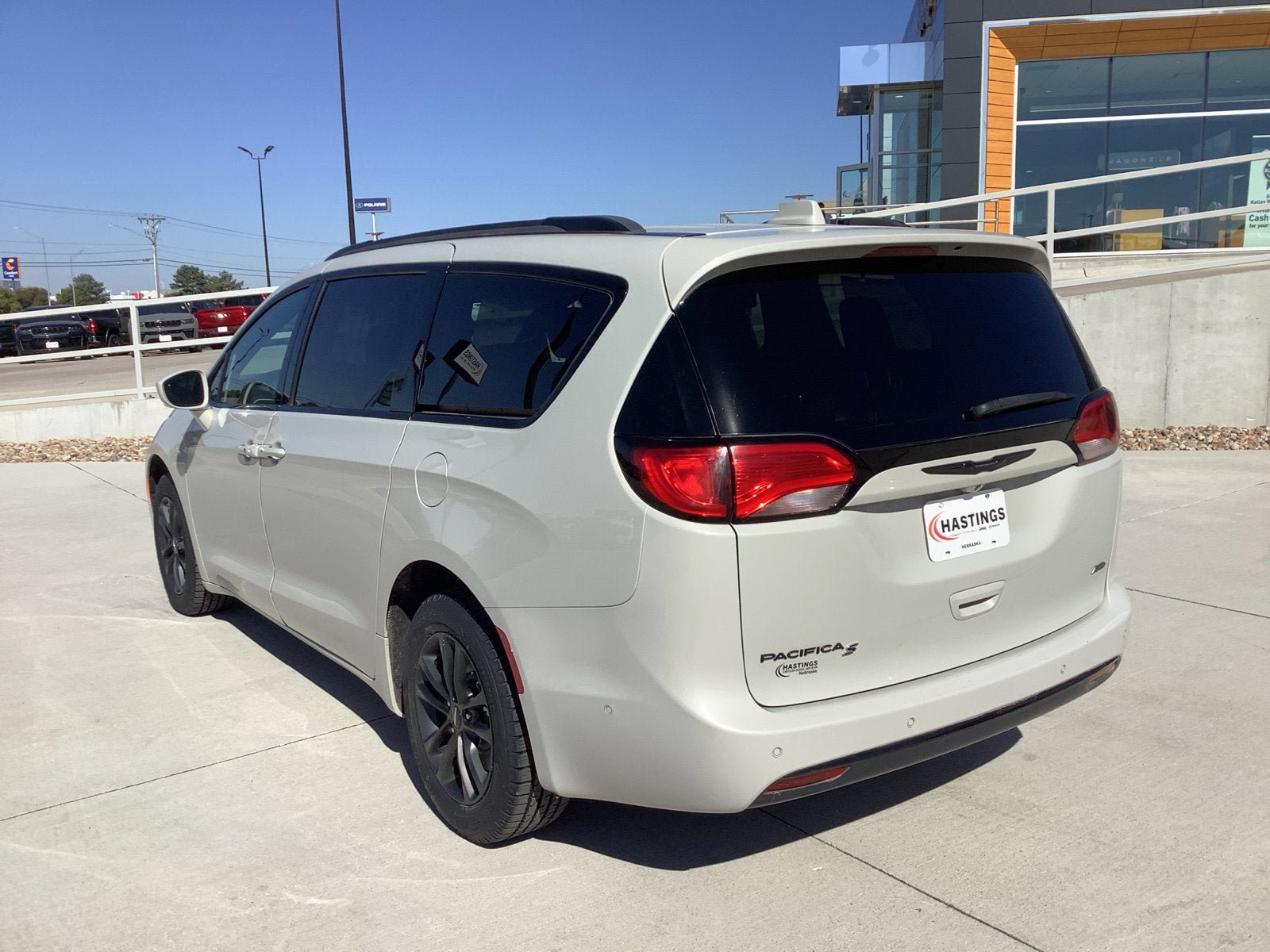 Used 2020 Chrysler Pacifica Touring-L w/ Advanced Safetytec Group AWD/4WD image 3