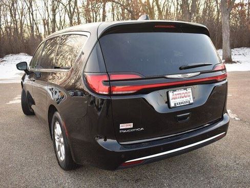 Used 2024 Chrysler Pacifica Touring-L FWD image 5
