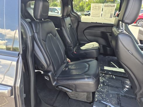 Used 2022 Chrysler Pacifica Touring-L w/ S Appearance Package FWD image 13