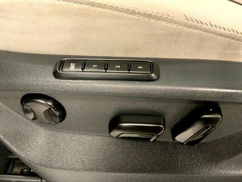 Used 2019 Volkswagen Tiguan SEL Premium image 13