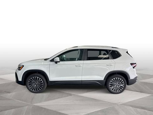 New 2026 Volkswagen Taos SE image 5