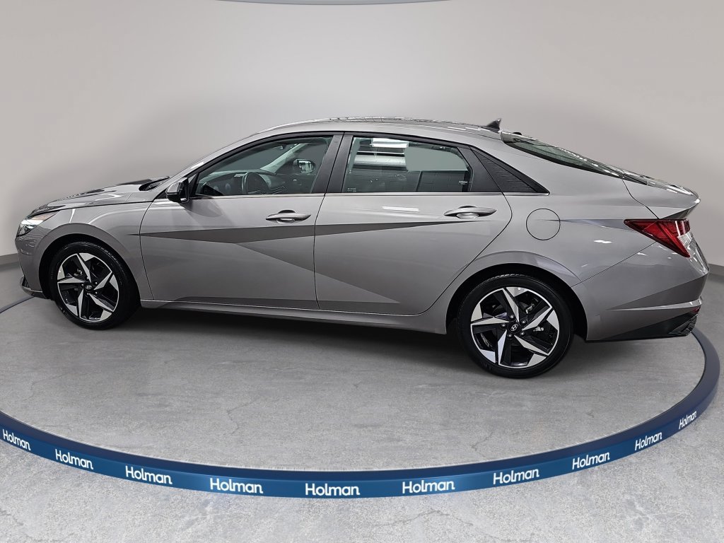Used 2023 Hyundai Elantra Limited w/ Preferred Accessory Package FWD image 9