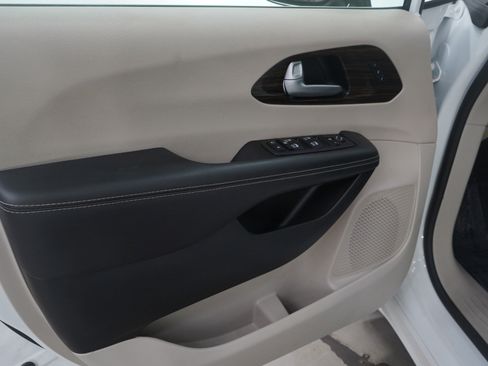 Used 2024 Chrysler Pacifica Limited FWD image 17