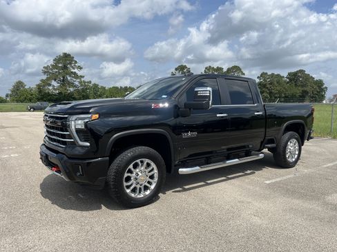 Used 2025 Chevrolet Silverado 2500 LT w/ Z71 Chrome Sport Edition AWD/4WD image 4