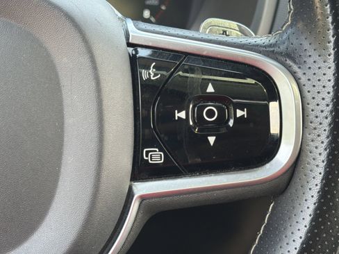 Used 2017 Volvo XC90 T5 R-Design FWD image 11
