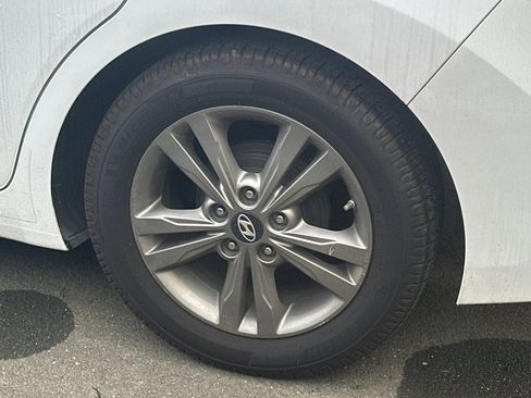 Used 2017 Hyundai Elantra SE image 7