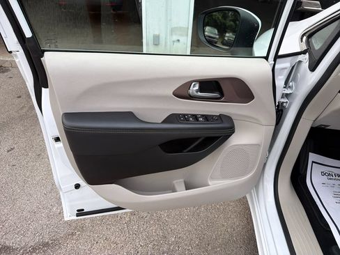Used 2023 Chrysler Voyager LX FWD image 12
