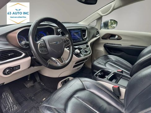 Used 2017 Chrysler Pacifica Touring-L FWD image 11
