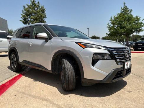 Used 2025 Nissan Rogue SV FWD image 4