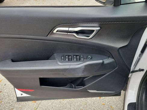 Used 2025 Kia Sportage LX image 12