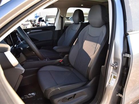 New 2026 Volkswagen Tiguan SE image 18