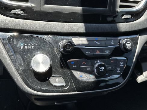 Used 2019 Chrysler Pacifica Touring Plus w/ S Appearance Package FWD image 21