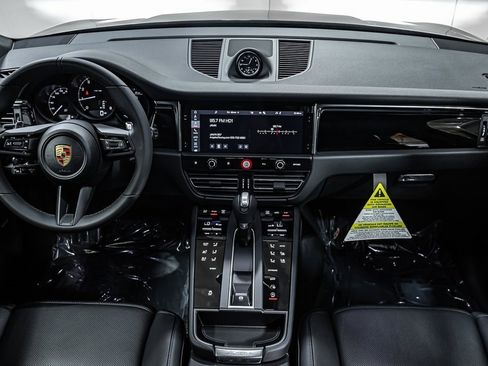 Certified 2025 Porsche Macan image 13
