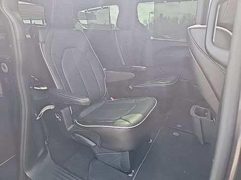 Used 2021 Chrysler Pacifica Limited w/ Uconnect Theater Family Group image 43