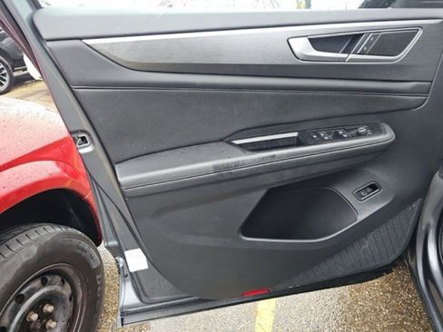 Used 2025 Volkswagen Atlas Cross Sport SE image 16