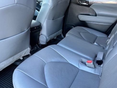 Used 2023 Toyota Highlander Limited image 4