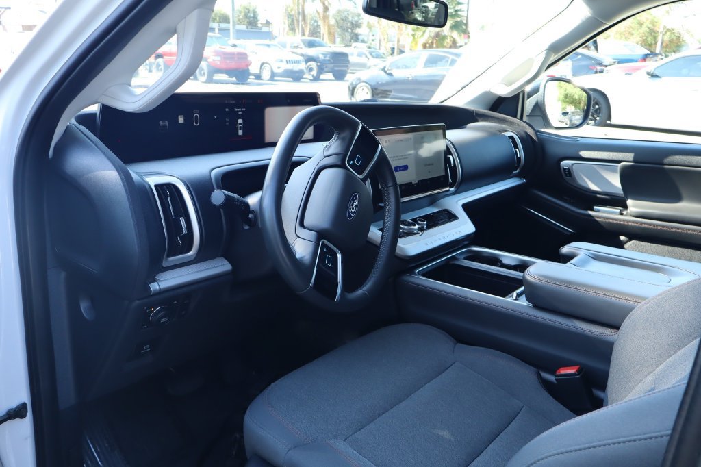 Used 2025 Ford Expedition Active AWD/4WD image 18