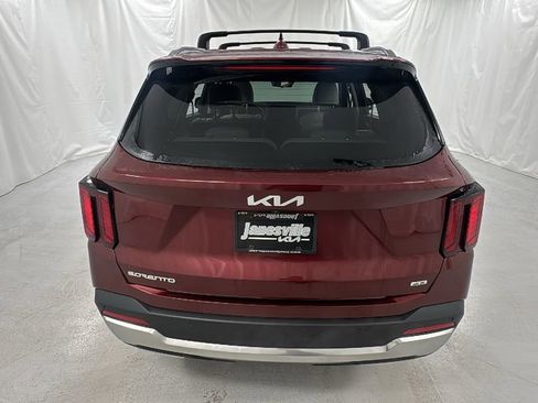 Used 2025 Kia Sorento S image 4