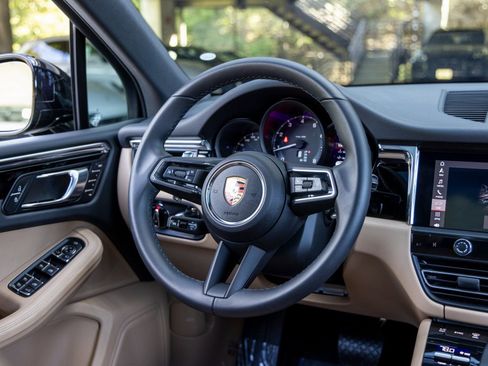 Certified 2025 Porsche Macan image 38